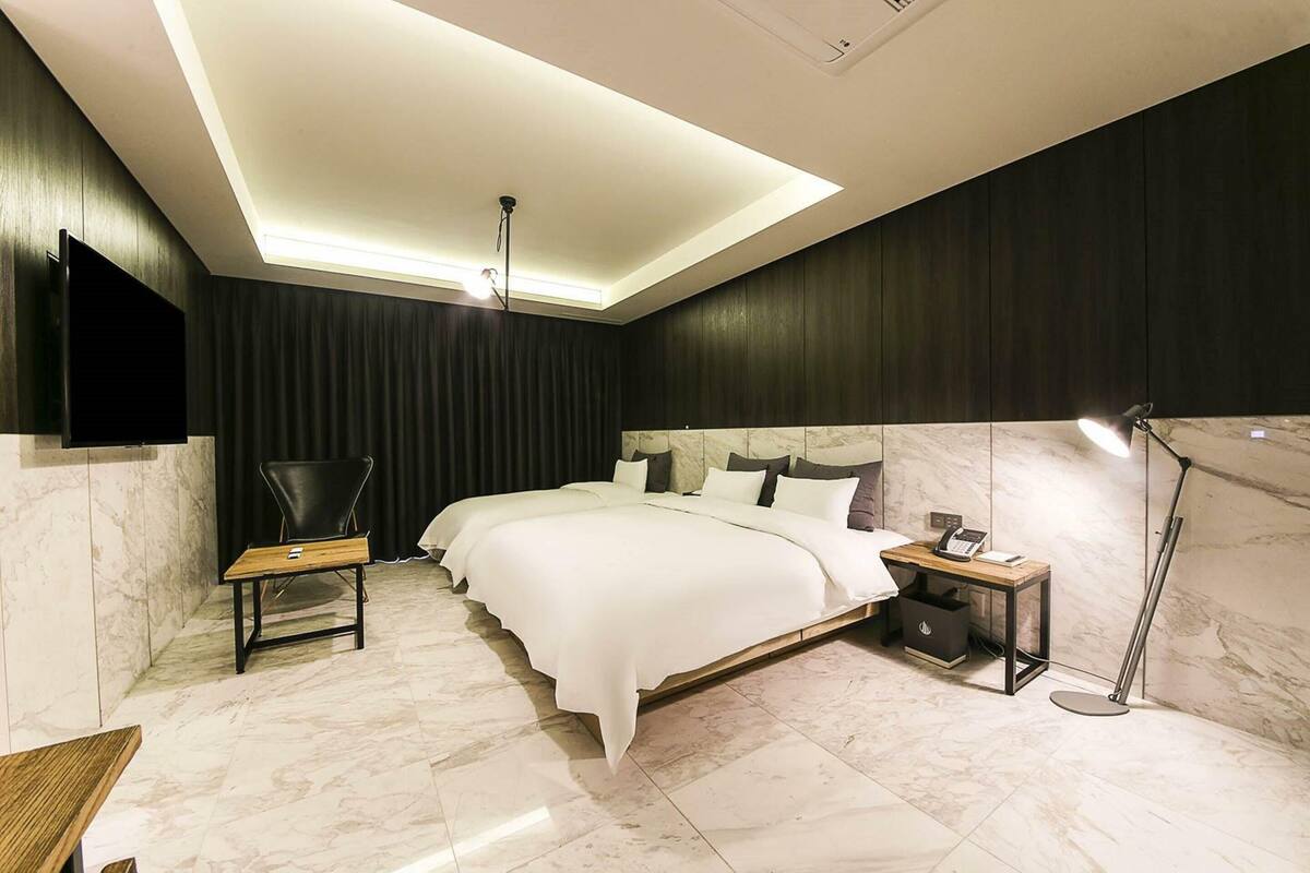 高級寢具、羽絨被、Tempur-Pedic 床墊、書桌