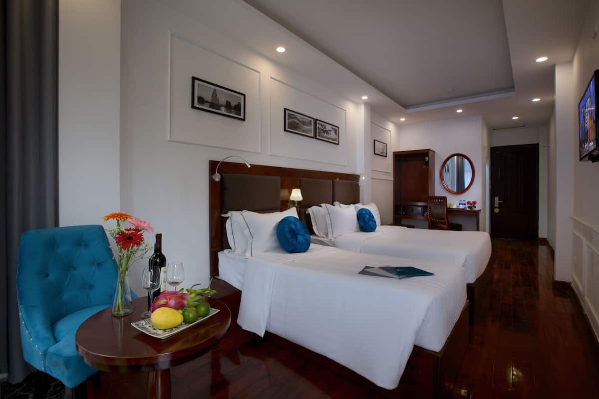 Minibar, brankas, meja kerja, dan tirai kedap cahaya
