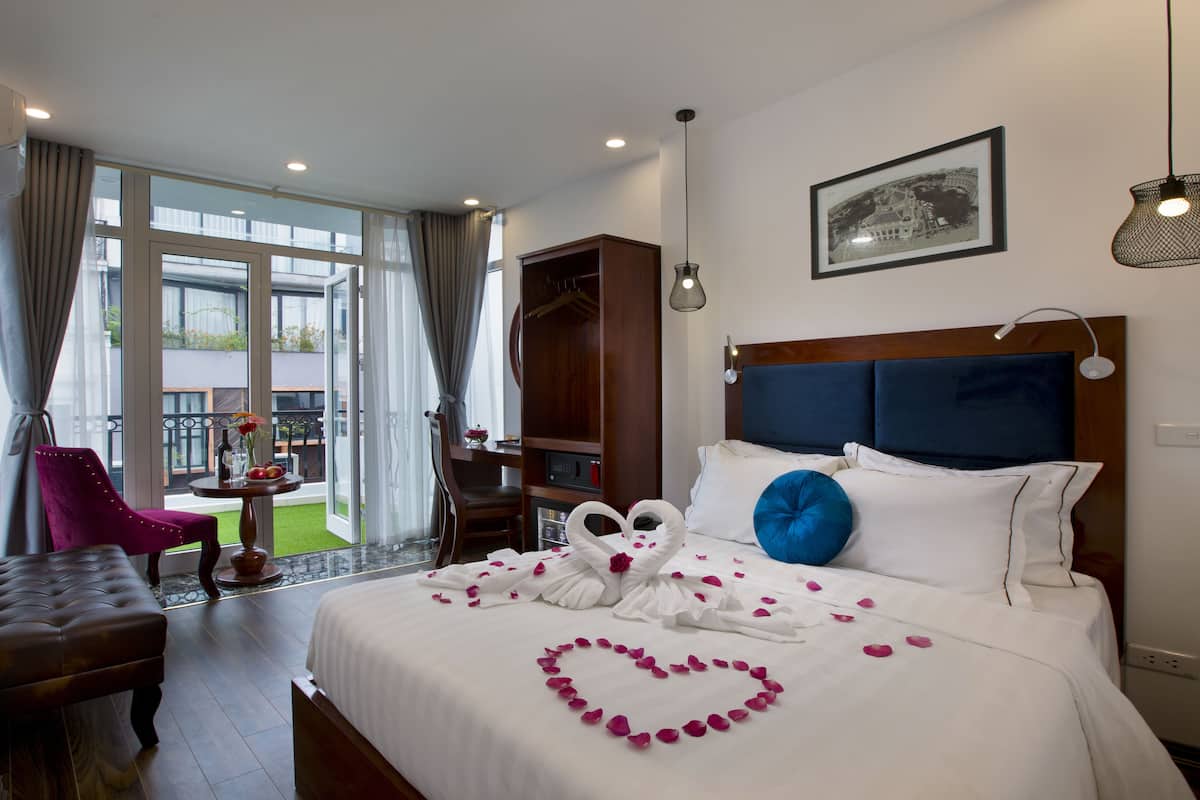 Suite Junior | Minibar, brankas, meja kerja, dan tirai kedap cahaya