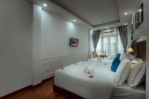 Minibar, caja de seguridad en la habitación y escritorio 