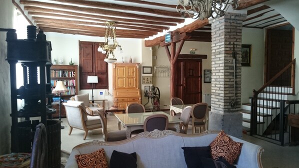 Coin salon dans le hall