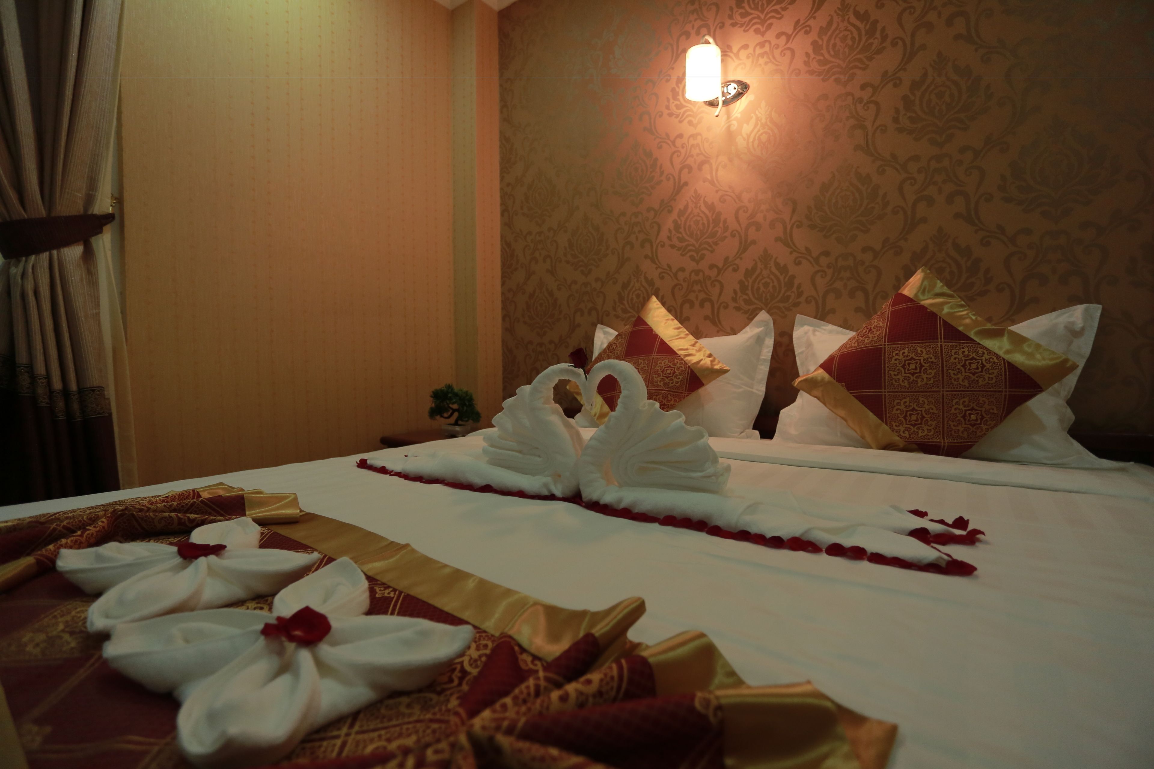 deluxe room | minibar, in-room safe, desk, soundproofing