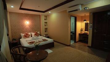 Habitación Deluxe | Minibar, caja de seguridad en la habitación y escritorio