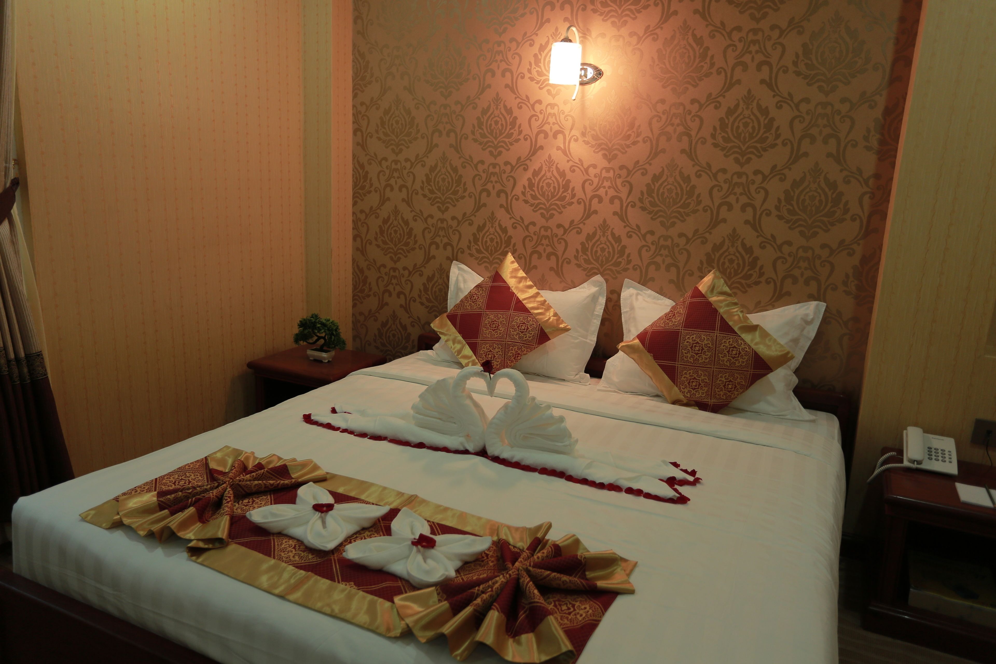 deluxe room | minibar, in-room safe, desk, soundproofing