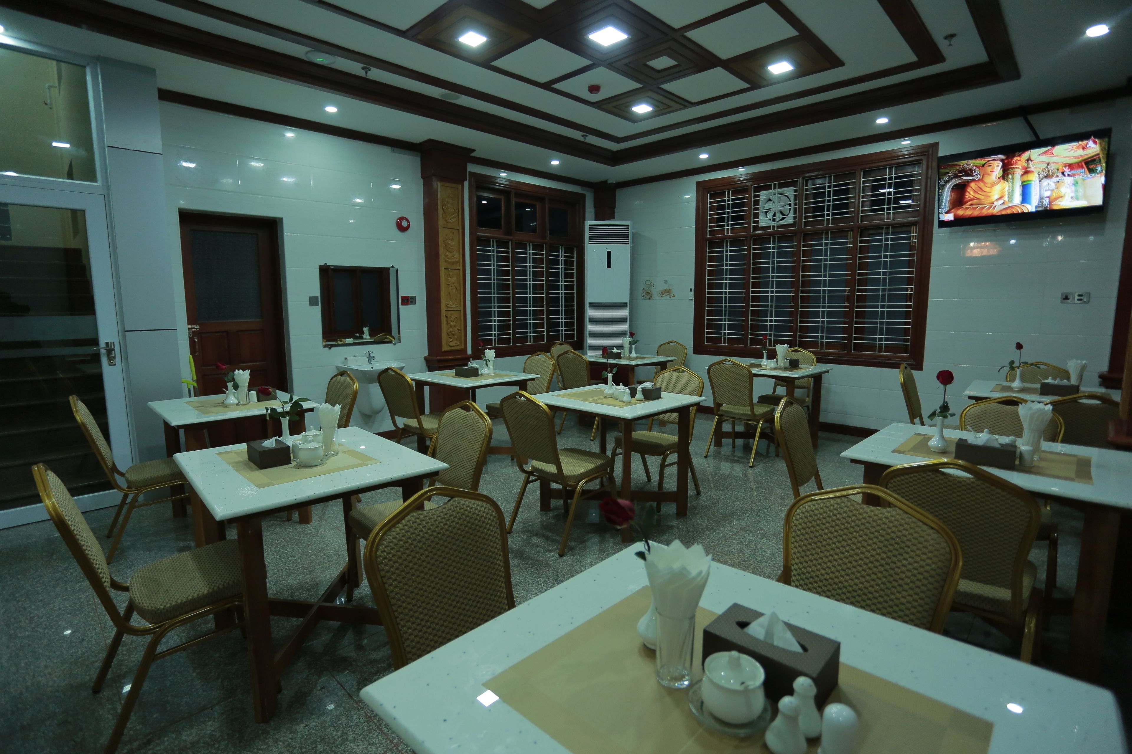 Café da manhã com buffet grátis todos os dias