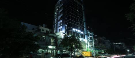 Fassade der Unterkunft – Abend/Nacht