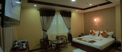 Rom – deluxe | Minibar, safe på rommet, skrivebord og lydisolert