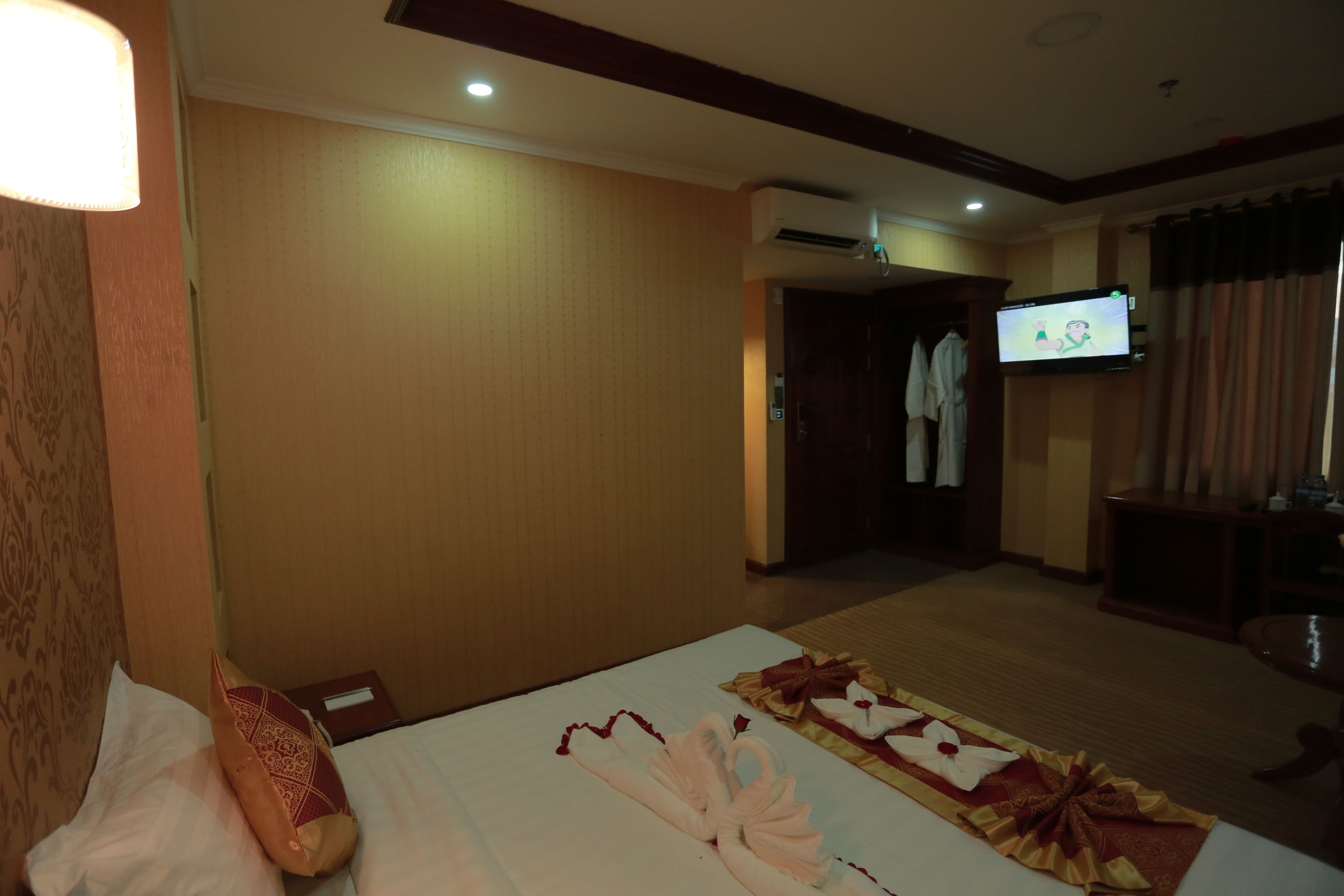 deluxe room | minibar, in-room safe, desk, soundproofing