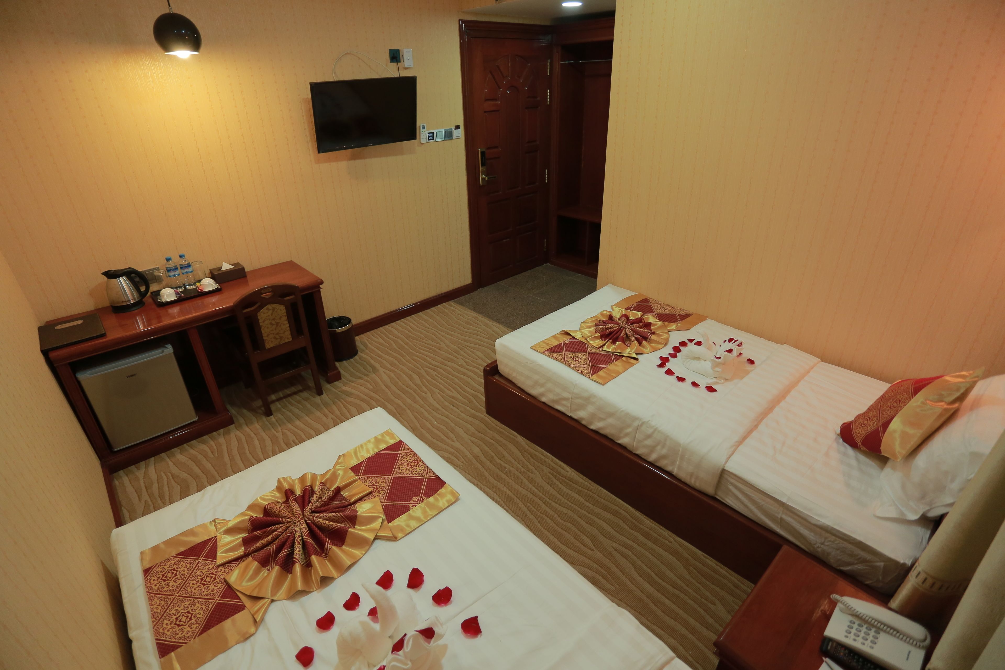 standard room | minibar, in-room safe, desk, soundproofing