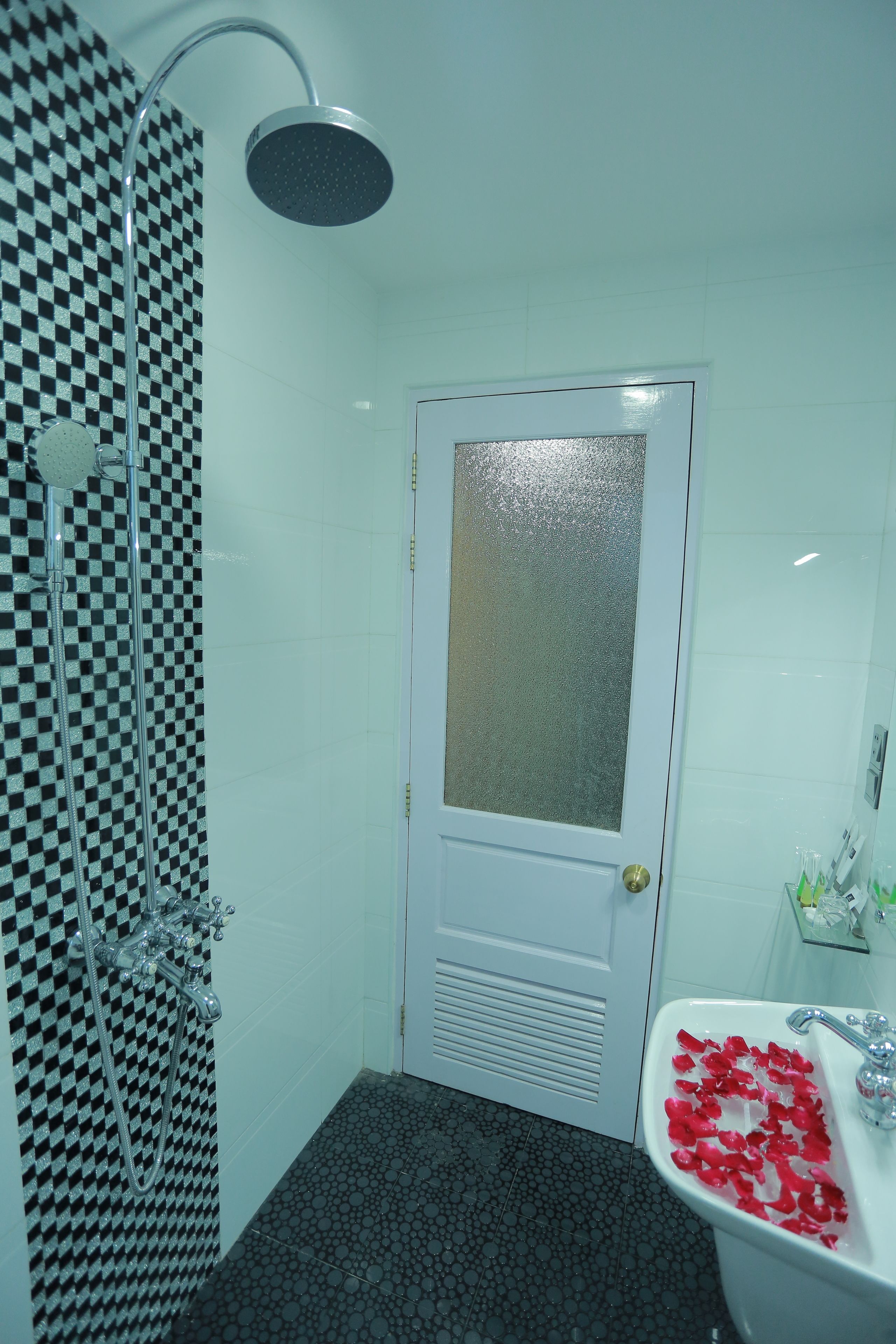 standard room | bathroom | free toiletries, hair dryer, bathrobes, slippers