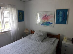 Chambre Double, 1 lit double, salle de bains commune