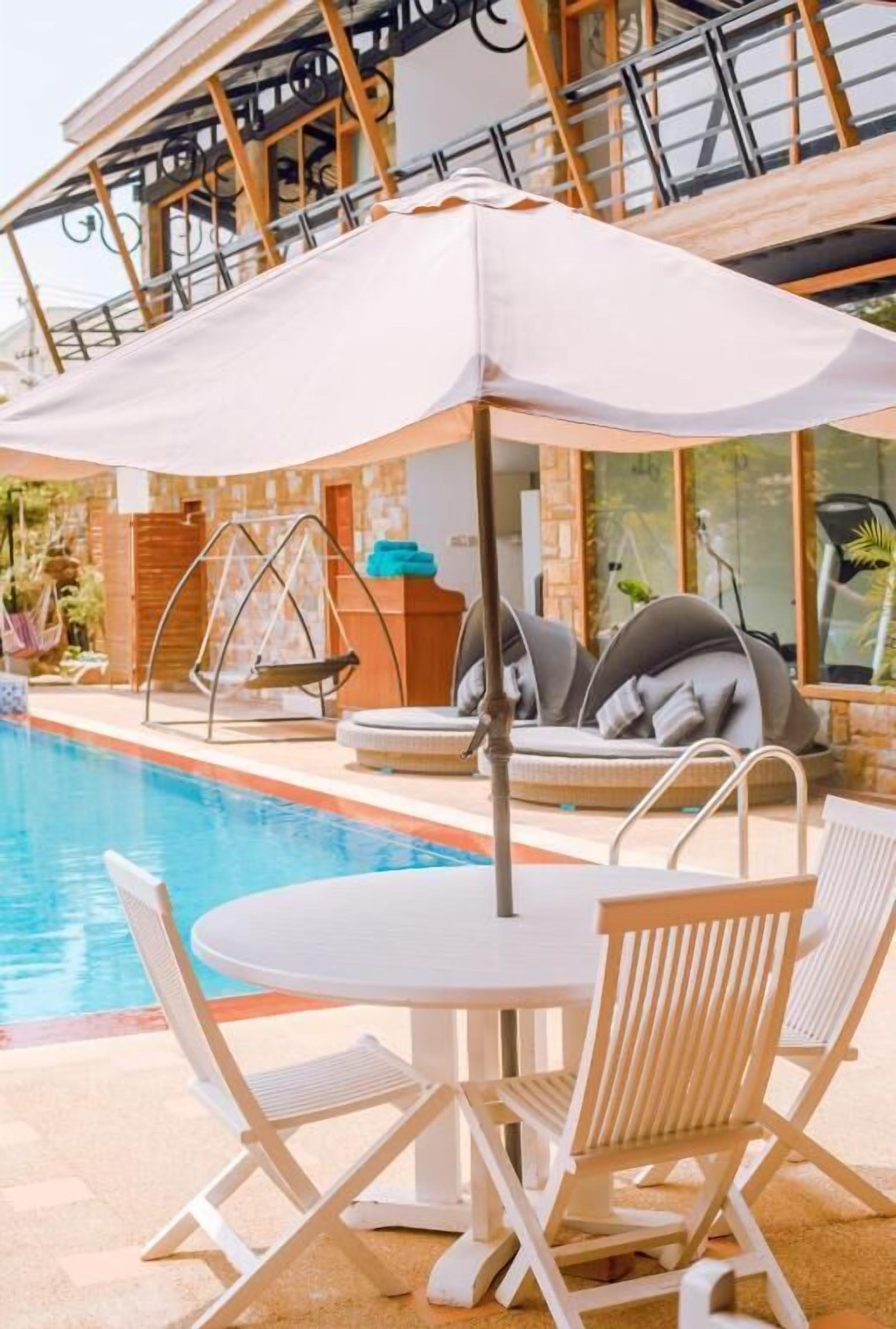 Outdoor pool, pool umbrellas, sun loungers