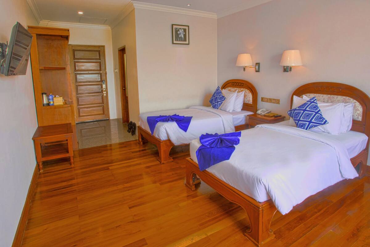 Superior Twin Room | Minibar, desk, blackout drapes, soundproofing
