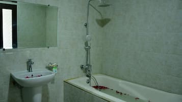 Amenidades de baño gratuitas, secadora de cabello, pantuflas, toallas