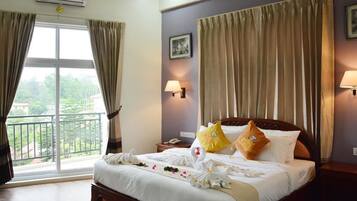 Junior Suite | Minibar, desk, blackout drapes, free WiFi