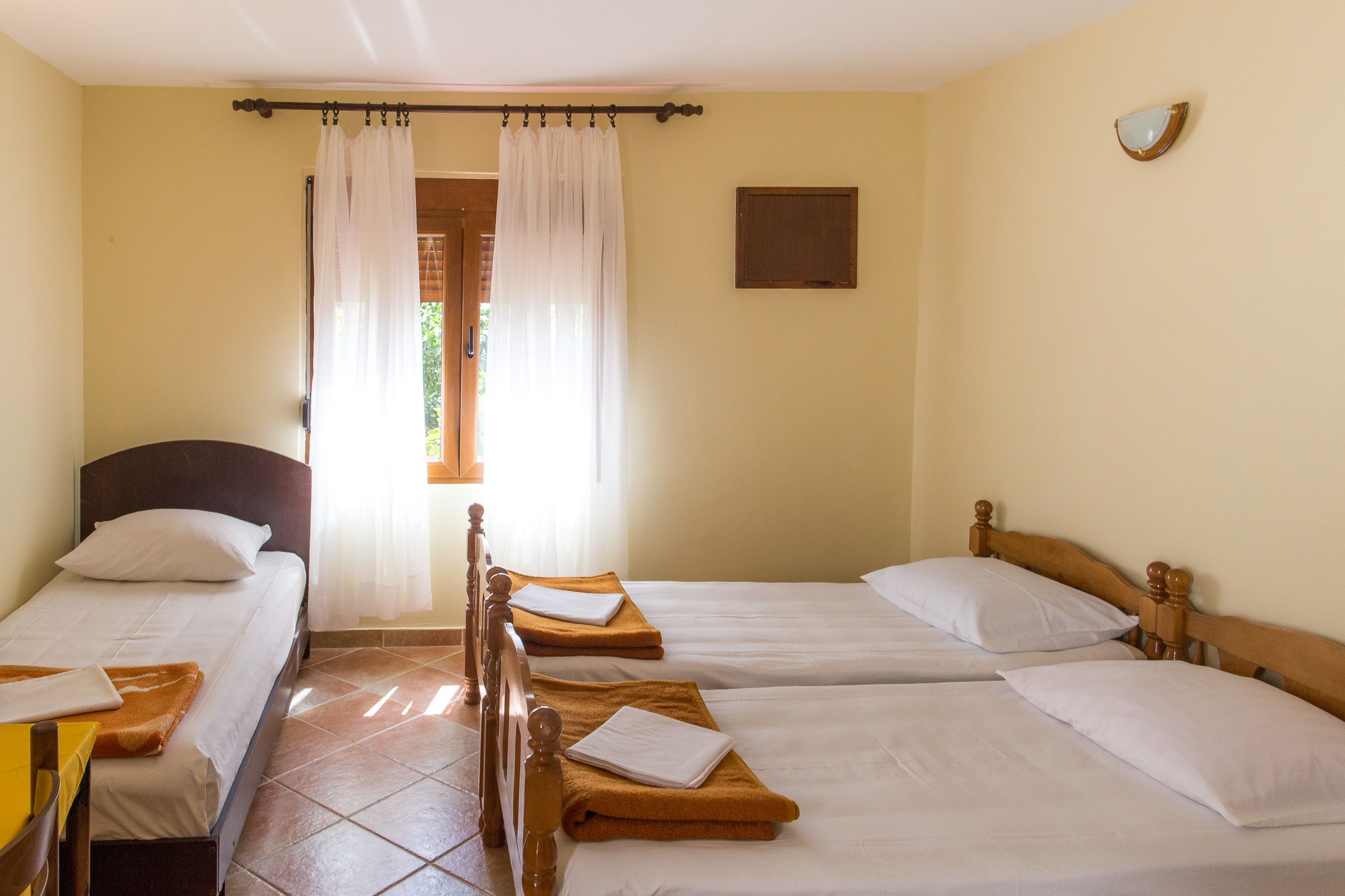 Comfort Bungalow, 3 Single Beds | Desk, free WiFi, bed sheets