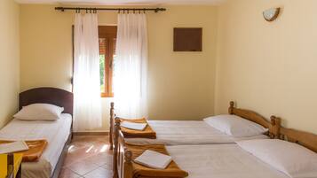 Comfort Bungalow, 3 Single Beds | Desk, free WiFi, bed sheets