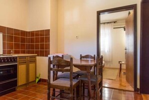 Apartamento família, 2 quartos | Opções para refeição no quarto