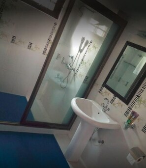 Deluxe Room, 1 Double Bed | Bathroom