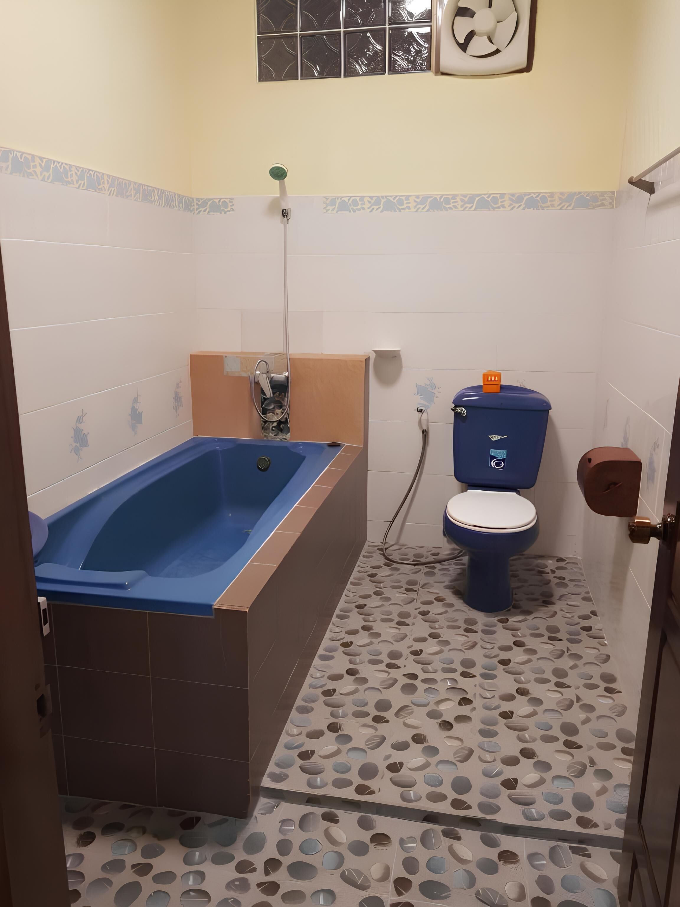 Un baño con bañera, inodoro y ducha.