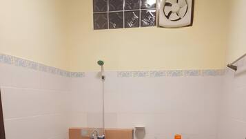 Un baño con bañera, inodoro y ducha.