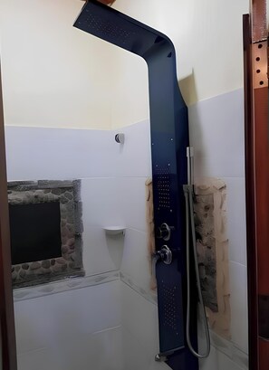 Deluxe Double Room  | Banheiro | Chuveiro, ducha de hidromassagem, produtos de toalete grátis, sabonete