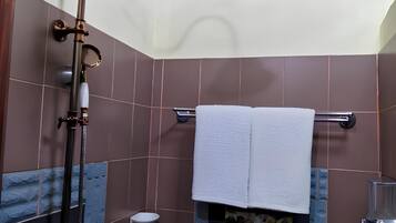 Standaard kamer | Badkamer | Een douche, een hydromassagedouche, gratis toiletartikelen, zeep