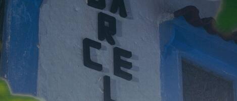 Una pared con el texto "BARCELONA" en letras grandes.