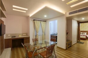 Jääkaappi, kahvin-/teenkeitin