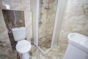 Appartamento Comfort, 1 camera da letto, angolo cottura, vista città | Bagno | Doccia, set di cortesia gratuito, asciugacapelli, pantofole