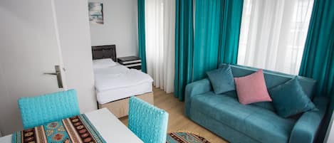 Departamento familiar, 1 habitación, refrigerador, vista a la ciudad | 1 habitación, ropa de cama de alta calidad y edredón