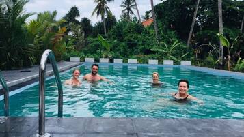 Piscine couverte, piscine naturelle, chaises longues