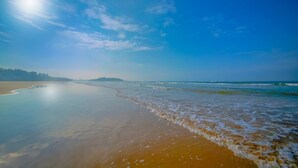 A beach with clear skies and calm waters. - Sath Villa Naadi Ayurveda Resort (Beruwala)