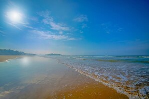 Indoor pool, a natural pool, pool loungers - Sath Villa Naadi Ayurveda Resort (Beruwala)