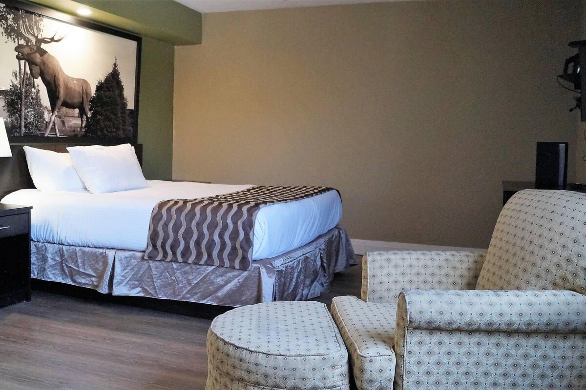Quarto luxo, 1 cama King | Sala de estar | TV de tela plana