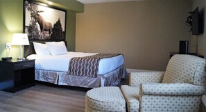 Deluxe Room, 1 King Bed | Living room
