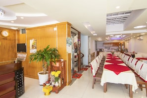 Daily cooked-to-order breakfast (VND 80000 per person)