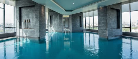 Piscina coperta, con ingresso dalle 10:00 alle 20:00, lettini