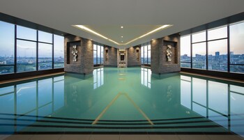 Piscina coperta, con ingresso dalle 10:00 alle 20:00, lettini