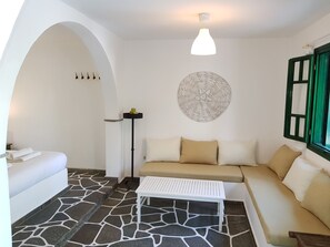 Apartamento, 2 habitaciones | Zona de estar | Una televisión