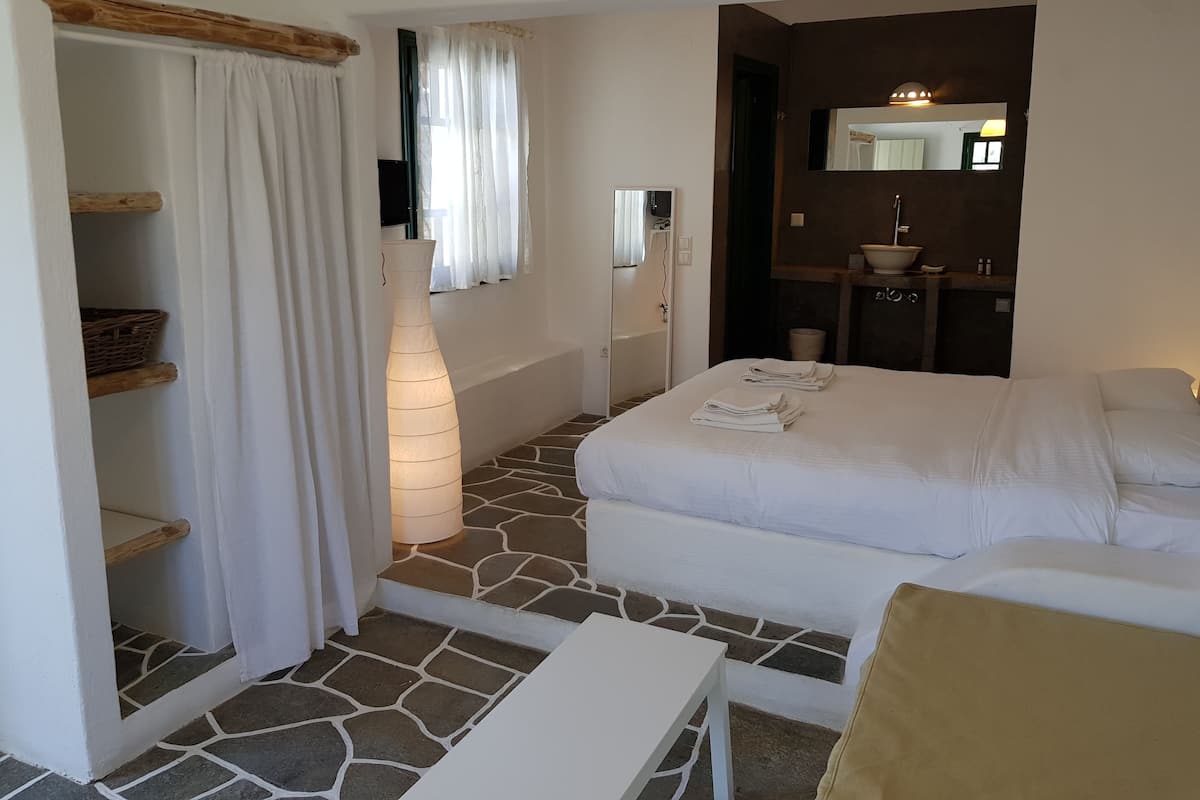 Suite, 1 cama de matrimonio | 1 dormitorio, ropa de cama de alta calidad, minibar