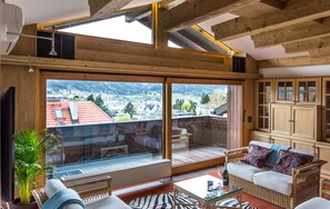 頂樓客房, 2 間臥室, 2 間浴室 | 客廳 | 平面電視