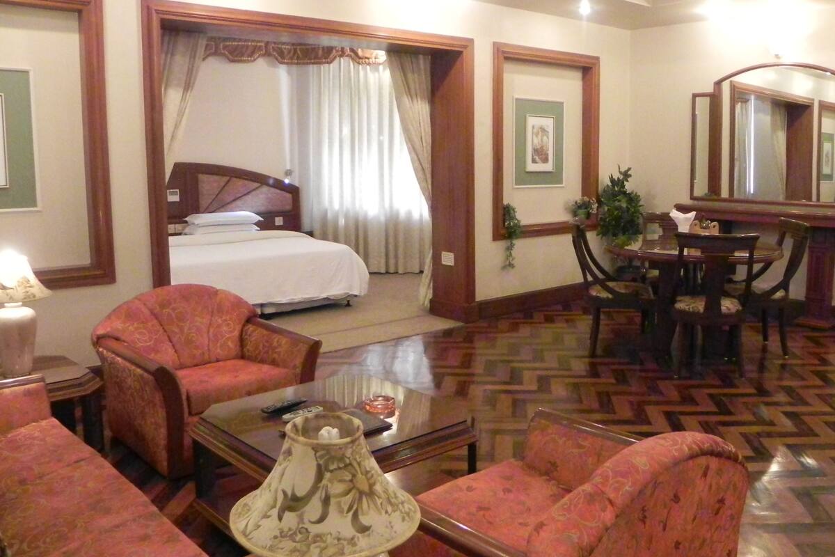 Royal Room | In-room safe, desk, rollaway beds (surcharge), WiFi (free)
