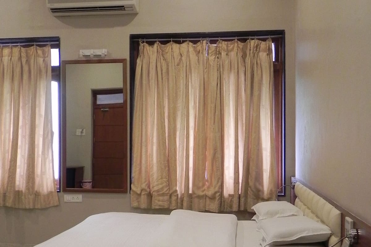 Imperial Room | In-room safe, desk, rollaway beds (surcharge), WiFi (free)