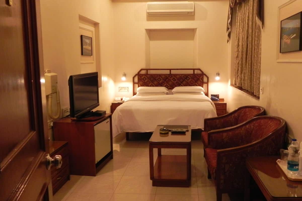 Standard Room | In-room safe, desk, rollaway beds (surcharge), WiFi (free)