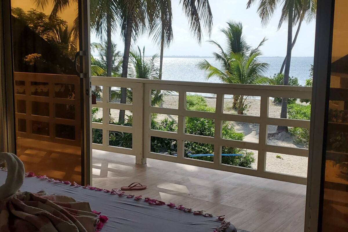 Habitación clásica, 1 cama de matrimonio grande, no fumadores, vistas a la piscina | Caja fuerte, sistema de insonorización, decoración individual