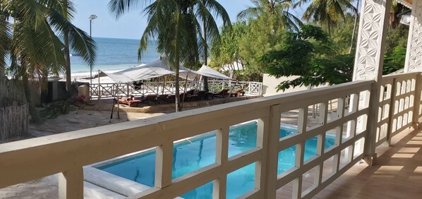 Chambre classique, 1 très grand lit, non-fumeur, vue sur la piscine | Vue de la chambre