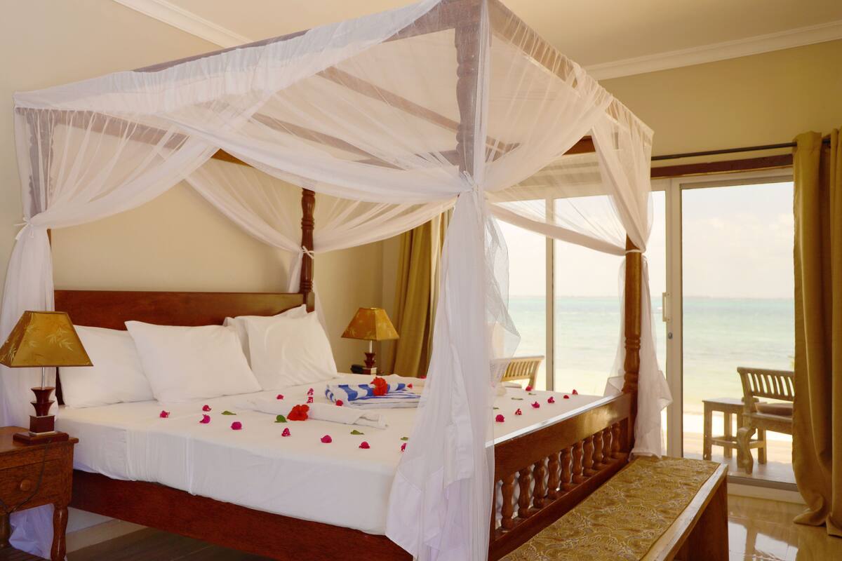 Habitación Confort doble, 1 cama de matrimonio grande, balcón, vistas al mar | Caja fuerte, sistema de insonorización, decoración individual