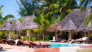 2 piscines extérieures, parasols de plage, chaises longues