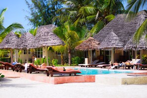 2 座室外游泳池,提供泳池遮陽傘和日光浴躺椅